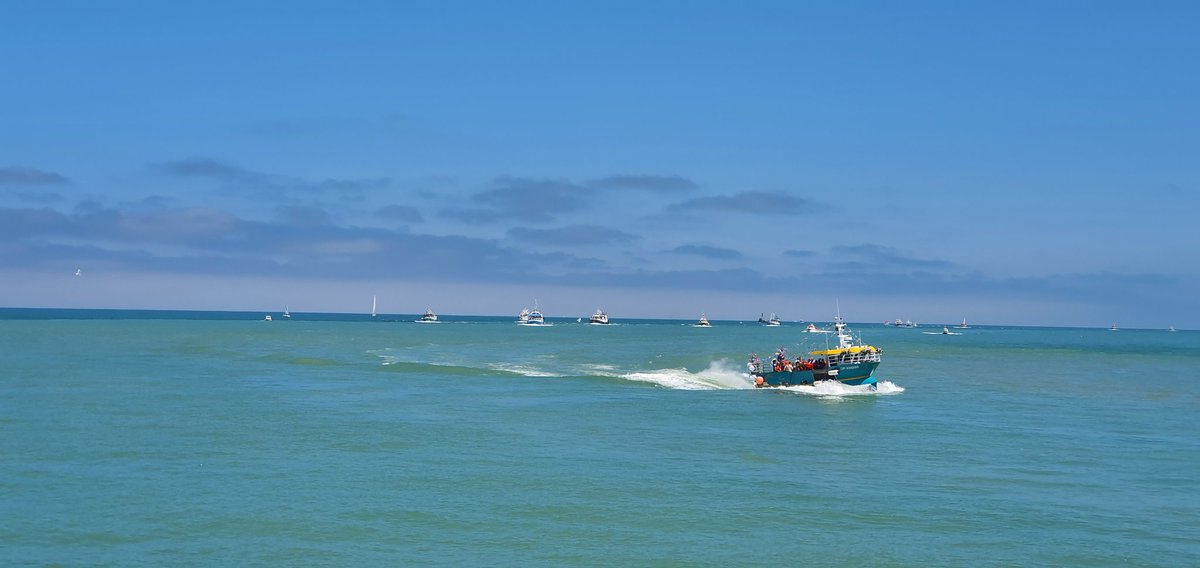Aujourd'hui, à #Dieppe, les marins, les vrais, ceux qui sortent en mer, même hostile, pour gagner leur vie et nous nourrir, nous ont offert une parade ensoleillée. 👌🙏