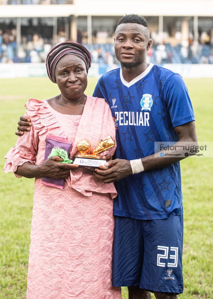 Shooting Stars SC (@shootingsc) on Twitter photo A proud mother and her son
Emotional moment for Gbolagade Adelowo of 3SC and his mother after he won the 3SC NPFL Player of the Season award. A proud mother and her son
Emotional moment for Gbolagade Adelowo of 3SC and his mother after he won the 3SC NPFL Player of the Season award.