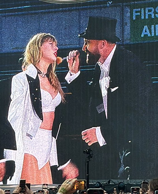 travis kelce: 🎩😁
taylor swift: 😑👄