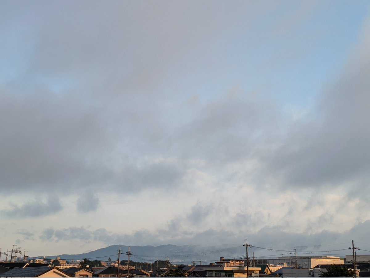 AIM_02miyuu's tweet image. おっはよ~╰(*´︶`*)╯
週明け、雲は多いけど、青空も〜 #イマソラ ツバメが朝の挨拶に来てくれた🎶
お陽さまも顔を覗かせてε-(´∀`*)ホッ
🐌今日も1日、笑顔で頑張っちゃいましょ🐌
梅雨前線の影響で雨が降るかも‥お出かけには🌂持ってくと安心(*^^)v
あと、 #天気痛 も注意⚠️