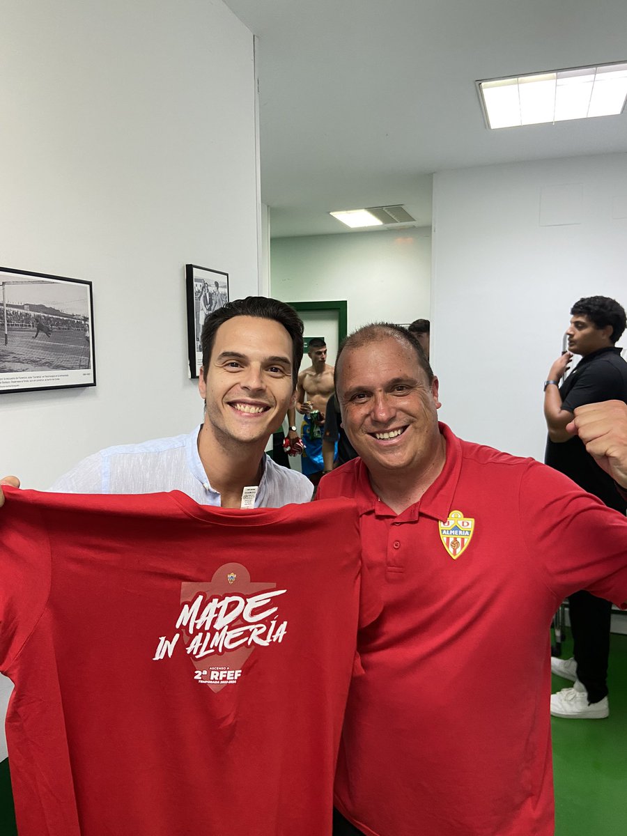Gracias chavales, gracias a todo el club, gracias a toda la ciudad de Almería, gracias a mi familia. Va por vosotros. 
Estos siguen haciendo HISTORIA 🔴⚪️
#MadeInAlmería 🏴󠁧󠁢󠁥󠁮󠁧󠁿
#AlmeríaNuncaSeRinde