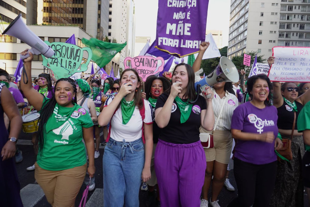 samiabomfim's tweet photo. Feministas na rua em mais um ato pelo arquivamento do PL do Estupro! Criança não é mãe! @coletivojuntas https://t.co/1Zya0g1GBk