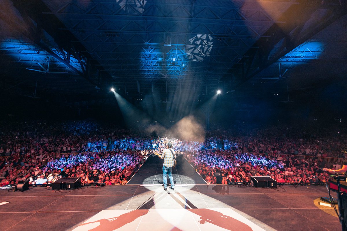 lukebryan's tweet image. Bristow, y’all really brought the heat last night. Thank you for selling this place out again. #MindOfACountryBoyTour