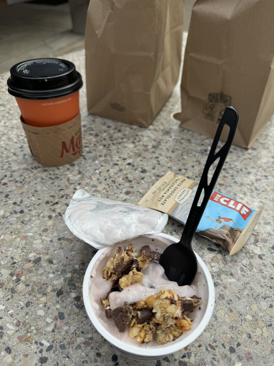 Corvallis, your OSU campus is beautiful! 😍 I was enjoying breakfast when this cute little delivery bot pulled up! 🤖