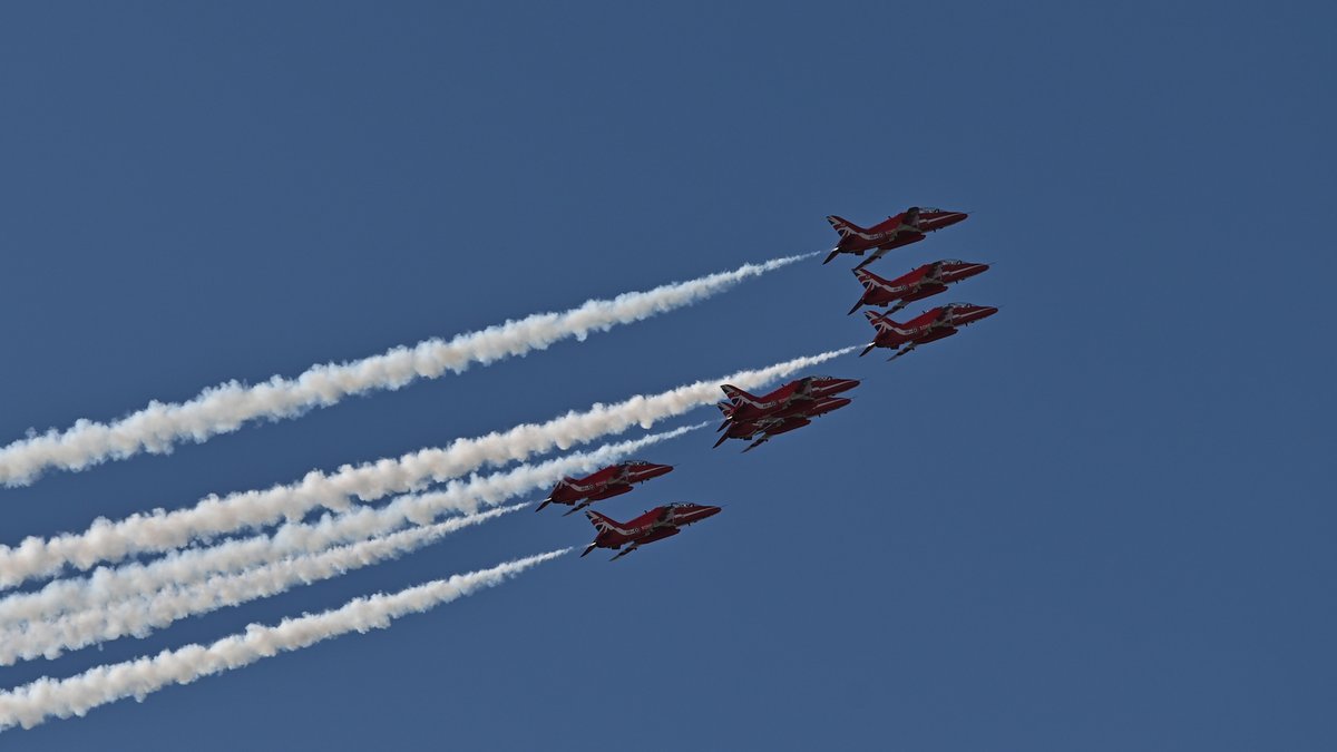 The <a href="/rafredarrows/">Red Arrows</a> gracing the <a href="/NNskies/">jaja 🐯</a> this afternoon for <a href="/Sywell2024/">Sywell 2024</a>