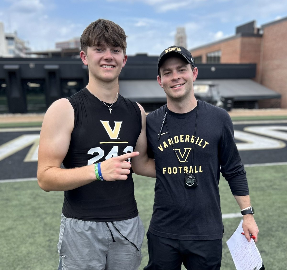 SilasHall_LS's tweet image. Had a great time @VandyFootball Thanks to @CoachGallantST and @coachj_lepak for having me out. Had a great day and exited to be back! ⚓️⚓️

@HKA_Tanalski @CarterMilliron @EHSBRAthletics