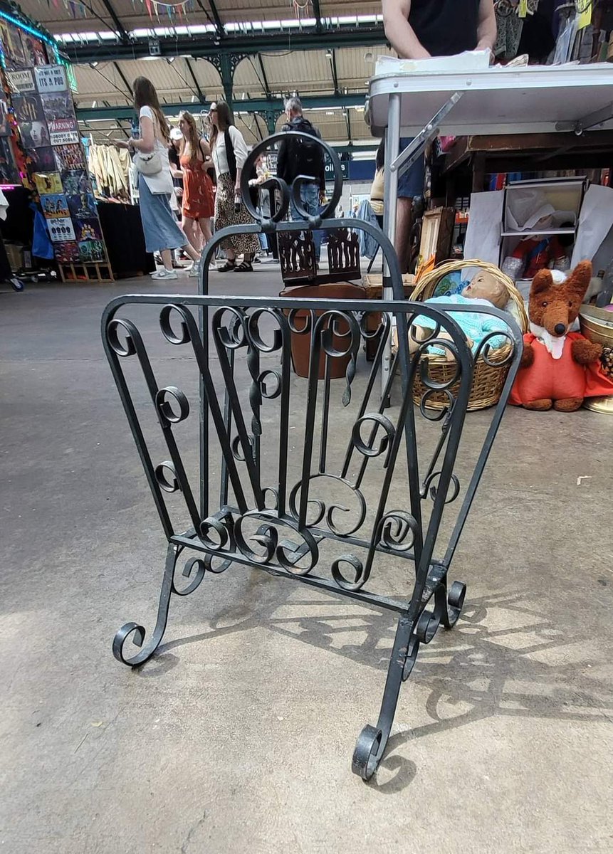 CollectCurios's tweet photo. Some retro this evening... Collectable Curios kitch magazine and newspaper rack in St George's Market, where do you store your newspapers and magazines now?
info@collectablecurios.co.uk
#NewspaperRack #MagazineRack #MetalRack #Collectables #Curios #StGeorgesMarketBelfast https://t.co/poPuwfJutH