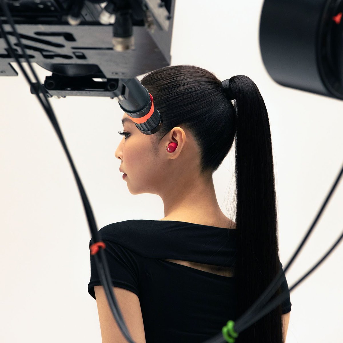 beatsbydre's tweet image. Beats Solo Buds look just as cute behind-the-scenes with #JENNIE