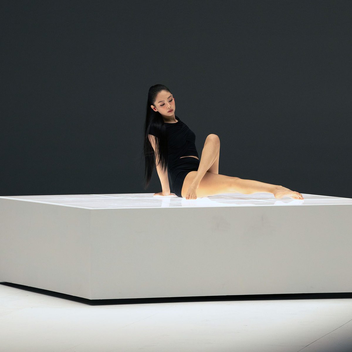 beatsbydre's tweet image. Beats Solo Buds look just as cute behind-the-scenes with #JENNIE