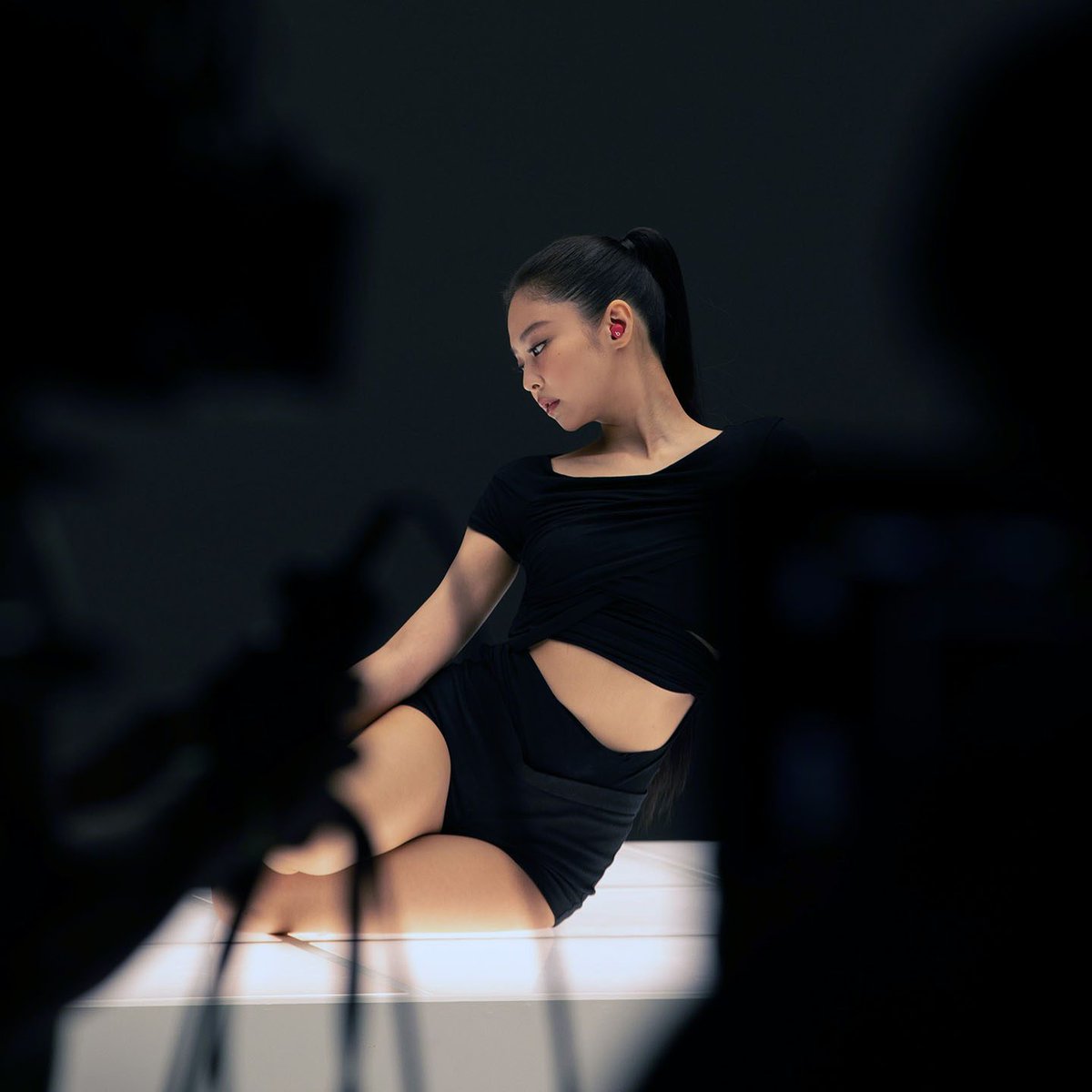 beatsbydre's tweet image. Beats Solo Buds look just as cute behind-the-scenes with #JENNIE