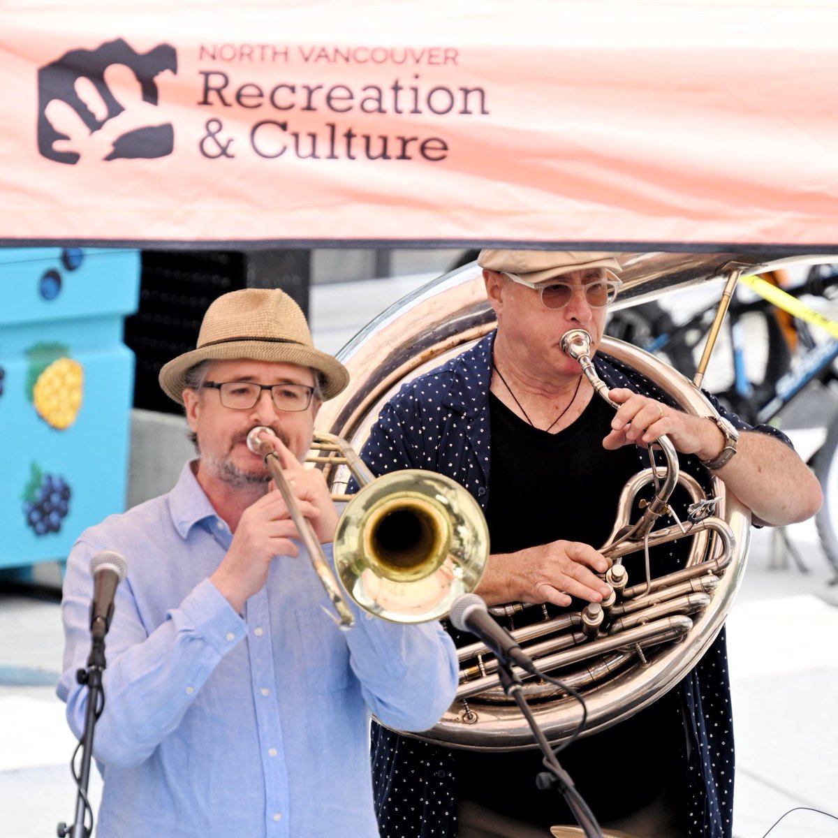 MarksGonePublic's tweet photo. Sitting in the Sunday Sun ☀️ enjoying some free local Jazz. #NorthVan ⚰️#nvrc #JazzFestival #Vancouver https://t.co/mmnvm9kF5P