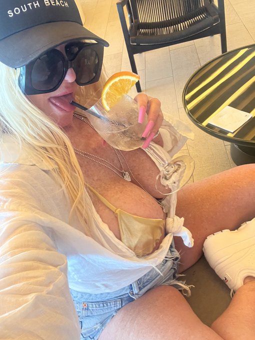 Pool &amp; Beach day!!🌴🌴 https://t.co/z4VrEpOrmP<a href="/tag/realloyalfans"class="tags"><span>#realloyalfans</span></a>