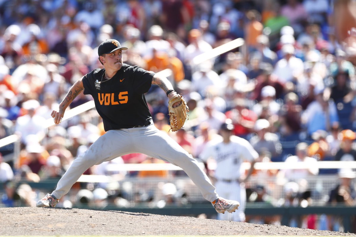 Combs strands a pair and we head to the ninth leading 4-1!

#GBO // #OTH // #MCWS // #BeatTAMU