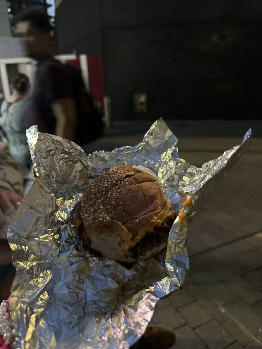 mariaaa_swift13's tweet image. My husband met me outside Wembley with a Five Guys ugh I love him so much #LondonTSTheErasTour