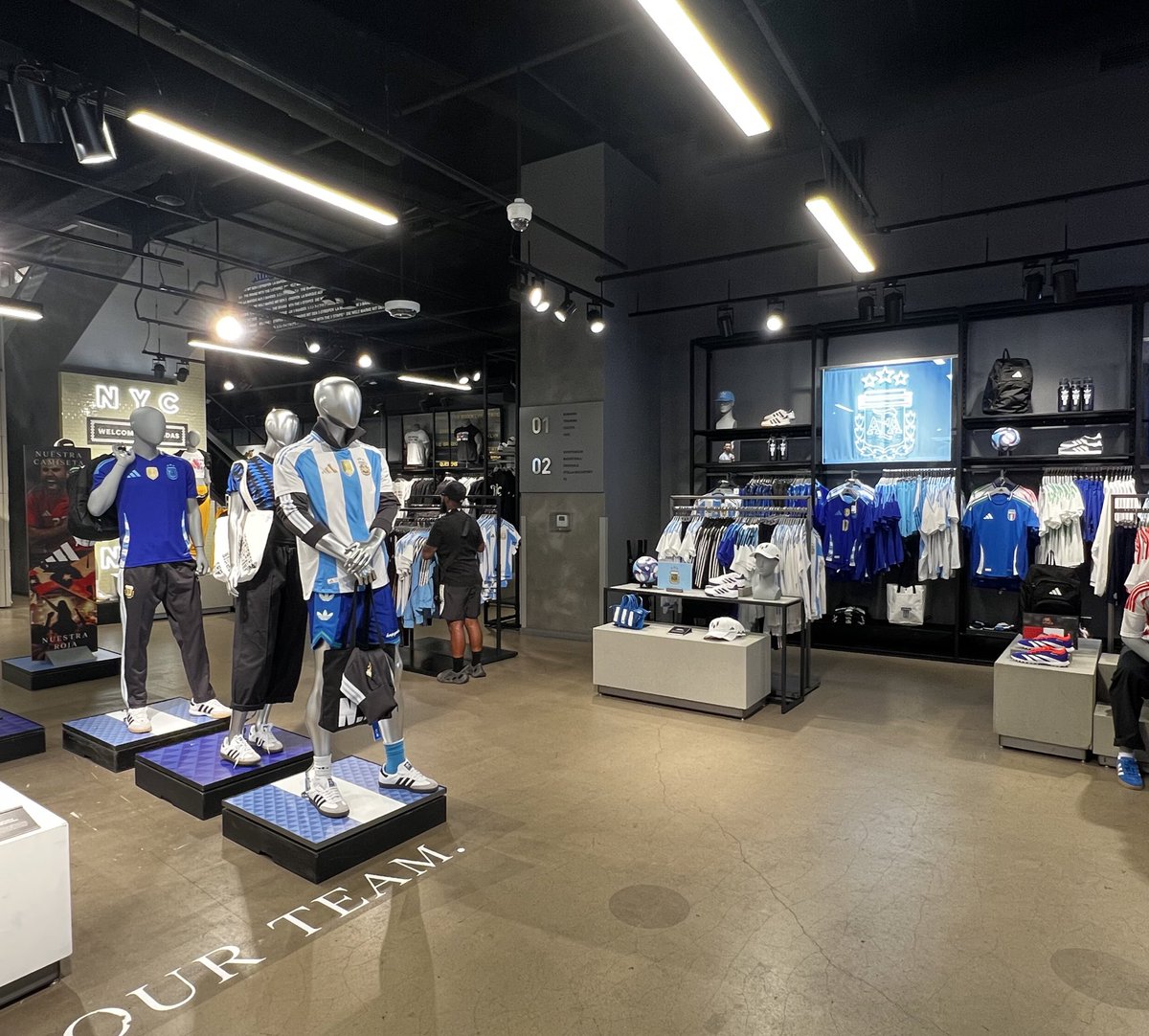 Local de adidas en broadway, nueva york. Entrás y lo primero que ves es merch argentino. Es el más caro del local. La remera original está 180 USD. Las de los demás países entre 100-120 USD. Estamos viviendo momentos de máximo hype argento