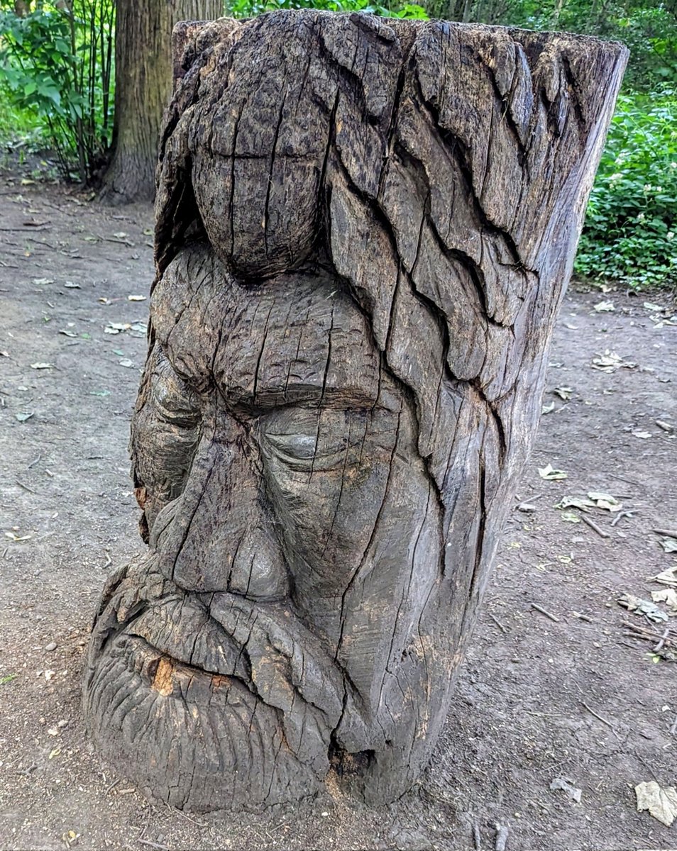 baslovia's tweet image. Spotted this really nice wood sculpture whilst out walking my sisters dog today. Kudos to whoever did this. Wish I had the skills to do this kind of thing.