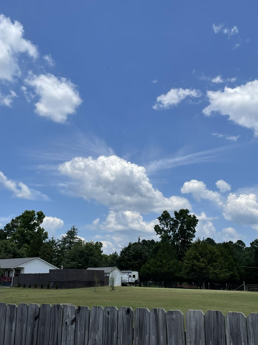 _KrisWare's tweet photo. @AlisonLocal3 took this Friday in Cleveland. What kind of clouds am I looking at here? They are pretty cool! https://t.co/On90zwHKl7