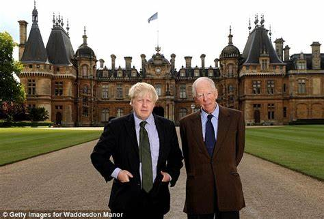 DeanSmi47962704's tweet image. Here is Boris Johnson pictured standing next to the late Jacob Rothschild outside Waddesdon Manor, one of the Rothschild family homes.

Judge a man by the company he keeps 🤮