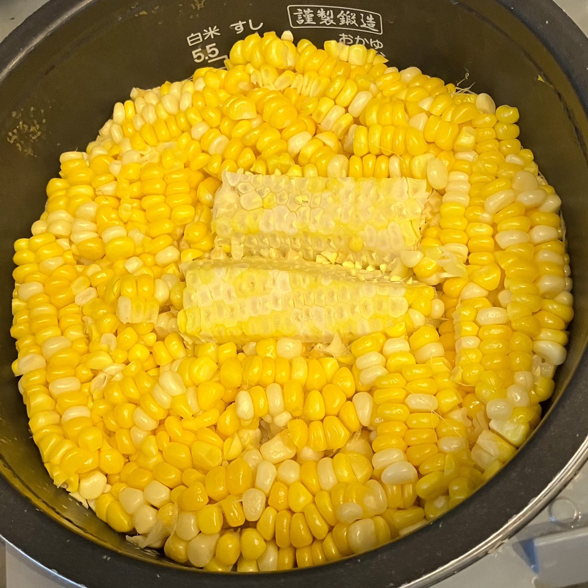 何度もすみません  米3合に  とうもろこし  芯  塩小1  入れて炊くだけで、極旨な炊き込みご飯できますよ