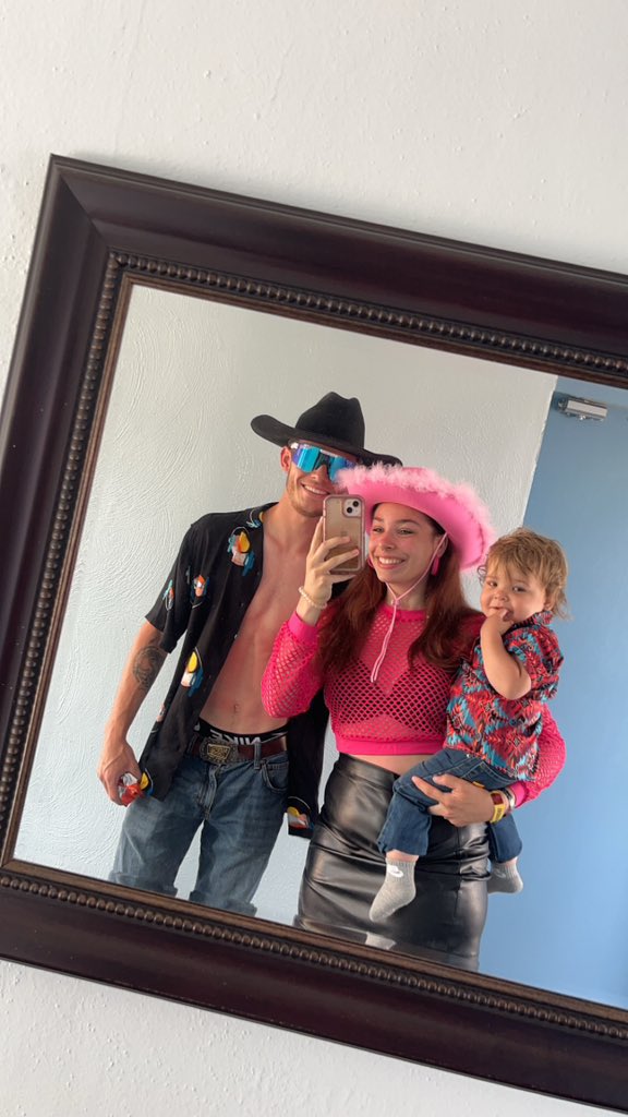 kcoles03's tweet photo. @barefootcmf NEON COWBOY NIGHT! 🤠 https://t.co/3Q8vfb7Iqt
