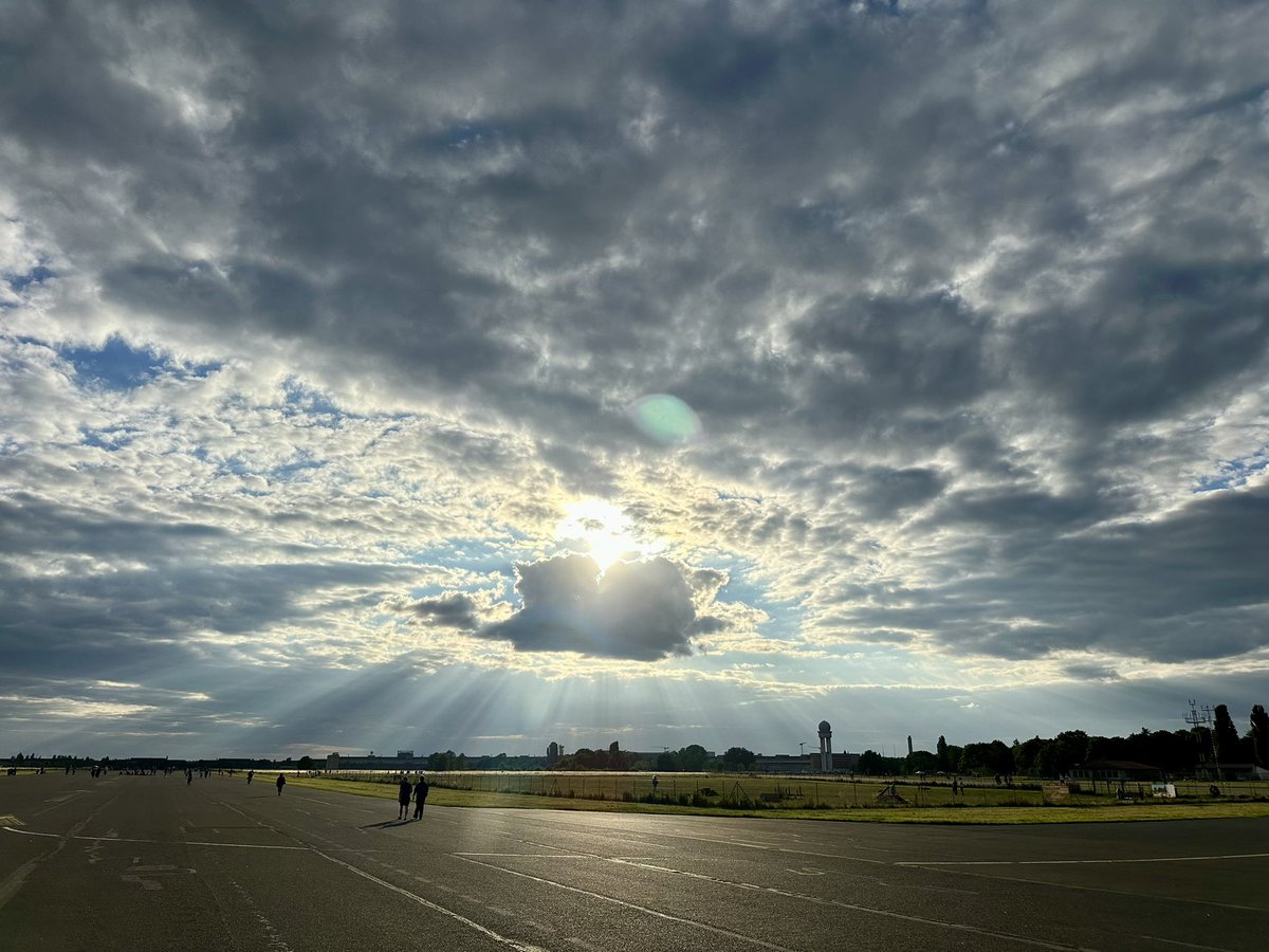 Wie wundervoll. Wir haben ein Feld für alle Bürger: Innen in einer wundervollen Stadt. Das muss und bleibt so #Thf100. Was für eine unglaubliches Licht. Boa noite #Neukölln ☀️💫!