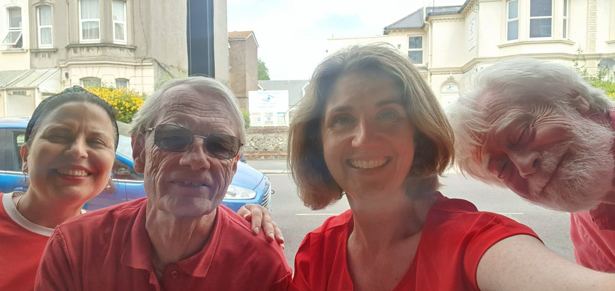 BeccyCooper4Lab's tweet photo. Thanks @hilarybennmp @tomrutland @amyhart1707 &amp; all our amazing #WorthingWest #Labour family for the chance to enjoy the Labour Battle Bus today ❤️ 🚍
Put a proper spring in our step for a great aft of door knocking! 🚪🏃‍♀️

#10daystogo #Changeiscoming 
🗳🌹 https://t.co/N3tWOnBpUe