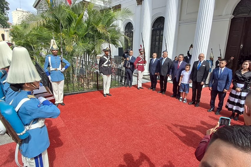 GobTrujillo's tweet photo. #EnFotos📸 Honores al Primer Presidente de la Patria, Don Cristóbal Mendoza.

"Hoy es un día histórico y de gran orgullo para el pueblo trujillano", expresó el gobernador @Gerardo4fPsuv desde la ciudad de Caracas. 

#EnQueVaEsNicolás https://t.co/EvogZ8w6hA