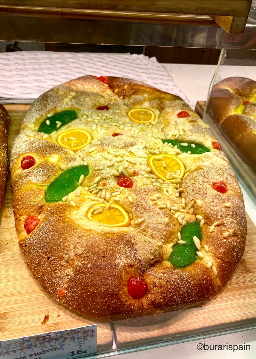 burarispain's tweet photo. 6月24日の“San Juanの日”に欠かせないのが “Coca de San Juan”❗️

甘いパン生地にクリームやドライフルーツをのせて焼いたもの😋

#バルセロナ では、前夜23日~明け方まで街中に爆竹が��り響き、家族や友人が集まりCocaとCava(カタルーニャ産スパークリングワイン)🍾で夏の到来を祝います🥳

#スペイン https://t.co/FWcrb5QUxs