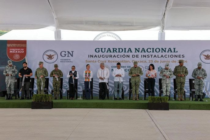 Diario_Portal's tweet image. #Gobierno | #Seguridad 

☝️ #Consolidar y #fortalecer a la @GN_MEXICO_  para integrarla a la estructura de la @SEDENAmx  fue el compromiso de  @Claudiashein, durante la gira conjunta con el #Presidente @lopezobrador_  en la que #inauguraron una nueva base en #Xoxocotlán, #Oaxaca.