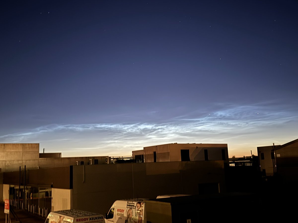 NevVy__'s tweet photo. @MeteoWard @VirtualAstro @NLCalerts Goed zichtbaar vanuit Veurne https://t.co/hzMlOSjTsG