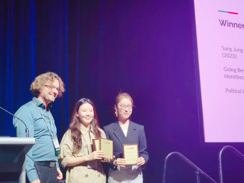 🧨Thrilled to receive the "Kaid-Sanders Best Article of the Year Award" <a href="/poli_com/">APSA & ICA Political Communication Divisions</a> with my co-authors @SangJungKim2 and Isabel Villanueva!  I feel SO proud to see my former &amp; current <a href="/UWMadison/">UW–Madison</a> students growing into amazing stars!! Our article is 👇Welcome your suggestions! #ica24