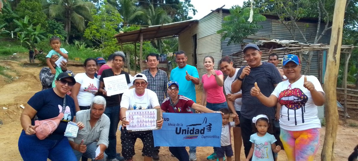 sansimon_ad's tweet photo. Organización y movilización en #Unidadyvoto 

Casaxcasa en el sector La  Bombona y el sector Bajo La Trinidad, junto a nuestro Secretario General del Municipio Maturin  Héctor Chino Maita, los secretarios políticos del CES  y nuestro Secretario de Organización Parroquial Carlos V https://t.co/3BJoLtyi7Z
