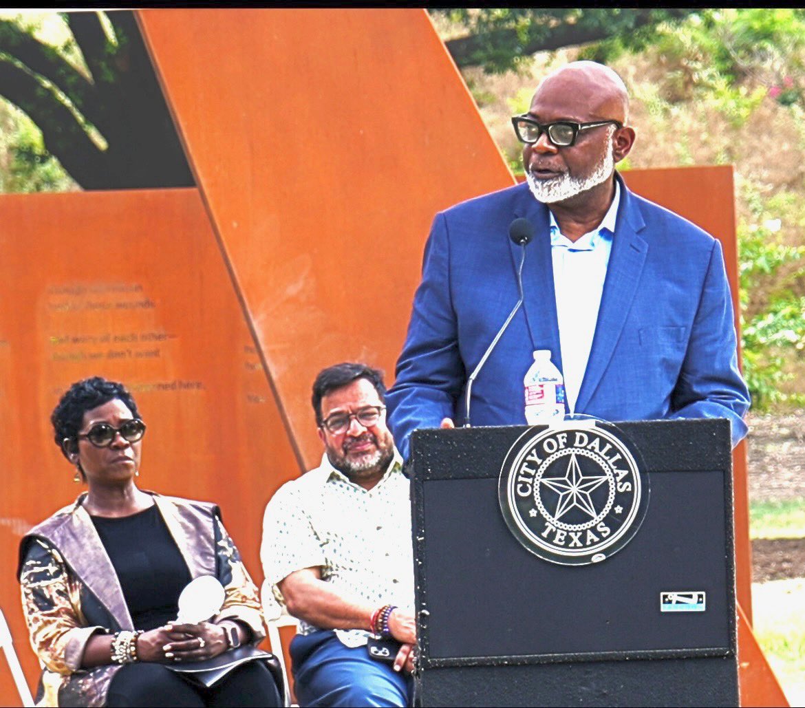 edgray1906's tweet photo. At Martyrs Park dedication with @CityOfDallas City Manager @KBTDallasICM who has been influential in #history #Dallas @RBDallasHistory @DallasCountyJI https://t.co/H1jWqGJ5xt