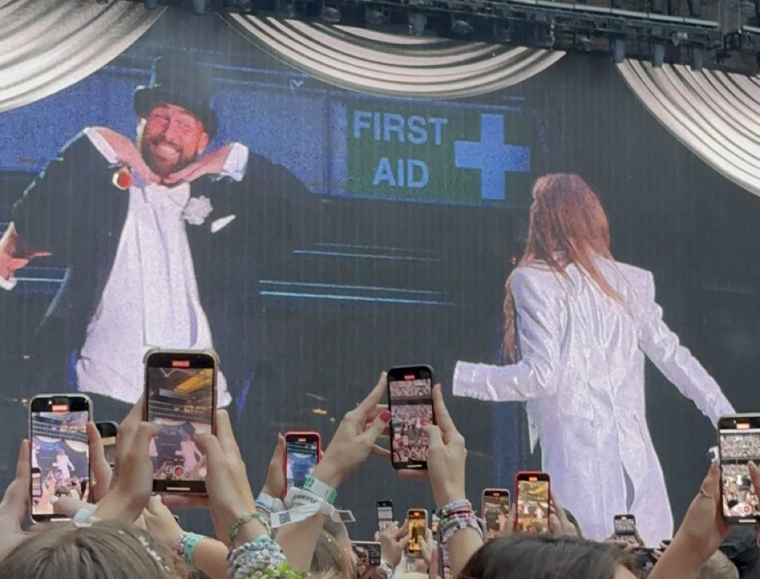 myfolklore13's tweet image. se amar demais é ser brega eu quero ser brega