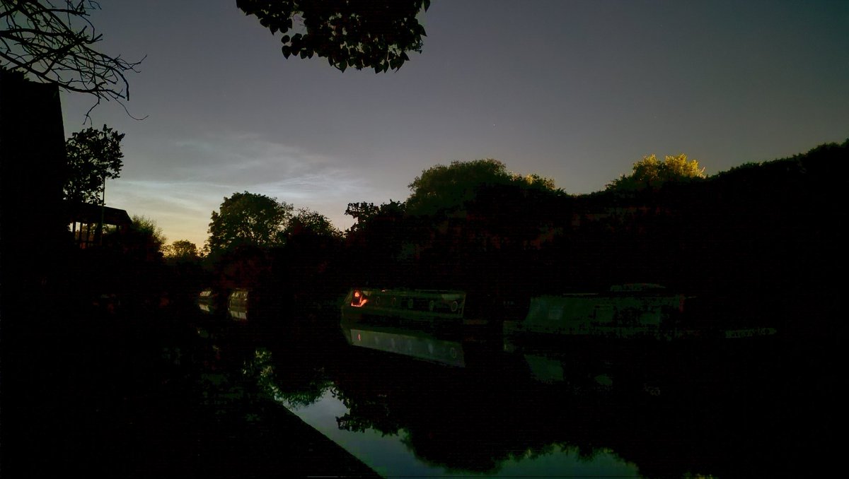 Lovely nocliucent clouds tonight over the Grand Union canal <a href="/DestinationMK/">DestinationMK🎈</a> <a href="/scenesfromMK/">scenesfromMK</a> <a href="/CanalRiverTrust/">Canal & River Trust</a>