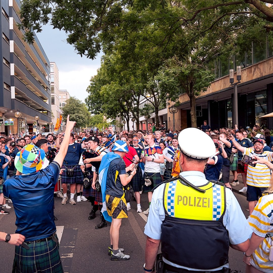 PP_Stuttgart's tweet photo. Auch wenn die #Schotten das Spiel gegen Ungarn verloren haben: Die Fans haben bei unseren Einsatzkräften Eindruck hinterlassen. Den ganzen Tag über haben sie ausgelassen die #UEFAEURO2024 gefeiert und damit auch viele Stuttgarter angesteckt. Eure #Polizei #Stuttgart https://t.co/do3fVzHHGh