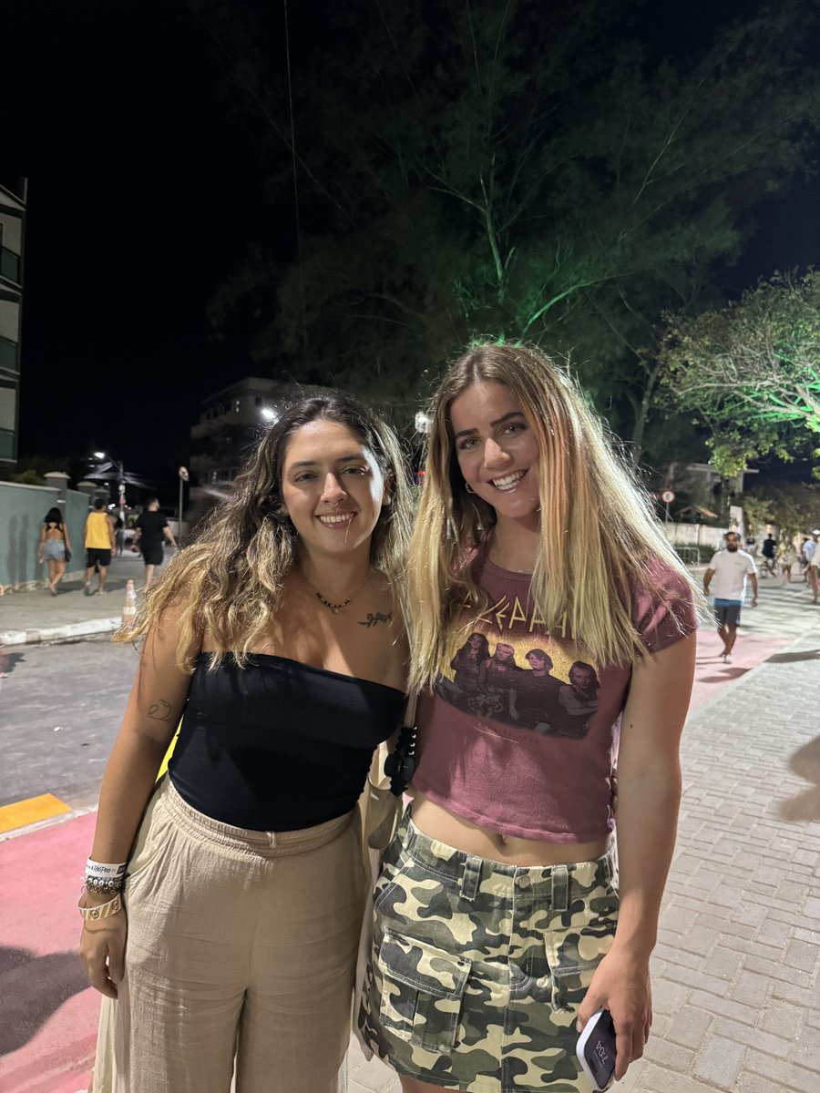 Eu e minha amiga Caroline Marks nas ruas de Saquarema. Que simpatia 🩷