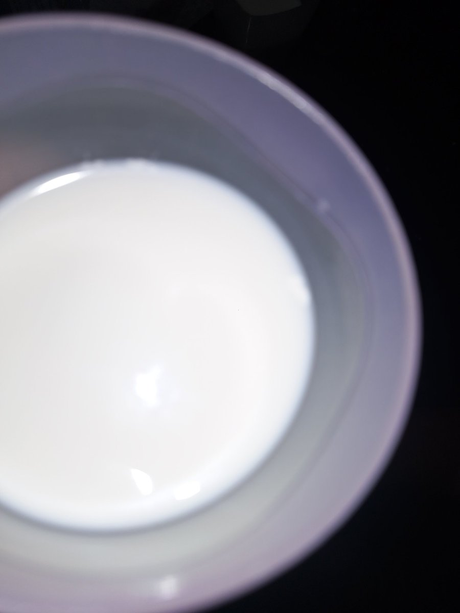 AlGusano102's tweet photo. @Profeco @AtencionProfeco que pasa con @alpuraoficial el día de hoy compré un litro de leche y me salió más agua y con grumos como si estuviera cortada. 😮‍💨 https://t.co/Ih4SICoNjh