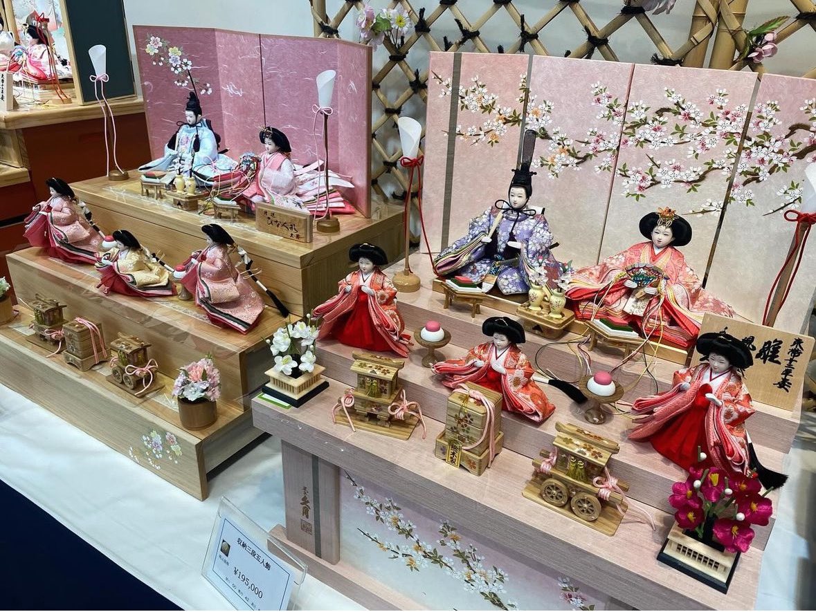🎎🎏 #久月札幌店 では 1階にお雛様、2階に五月人形を展示しております