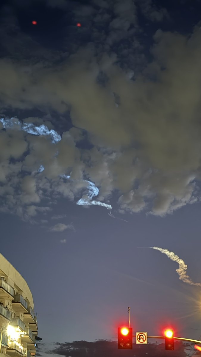 JululiaT85's tweet photo. SpaceX rocket flying over Los Angeles 6/23/2024 

A Falcon 9 rocket will launch a batch of 20 Starlink V2 Mini satellites, including 13 featuring Direct to Cell capabilities, to low Earth orbit. https://t.co/hdvdcR8lmL