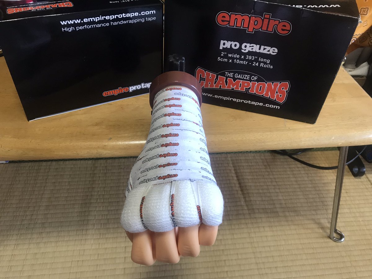 nobutictac's tweet photo. たまに出す販売ブース用のサンプル品として巻いてみた。
お見かけの際は手に取ってどんな感じか見てみてください。

#ハンドラップ #バンテージ #handwrap #empireprotape #エンパイアプロテープ #格闘技 #mma  #kickboxing #キックボクシング #拳守 #カットマン #cutman https://t.co/Gf2wdepdAQ