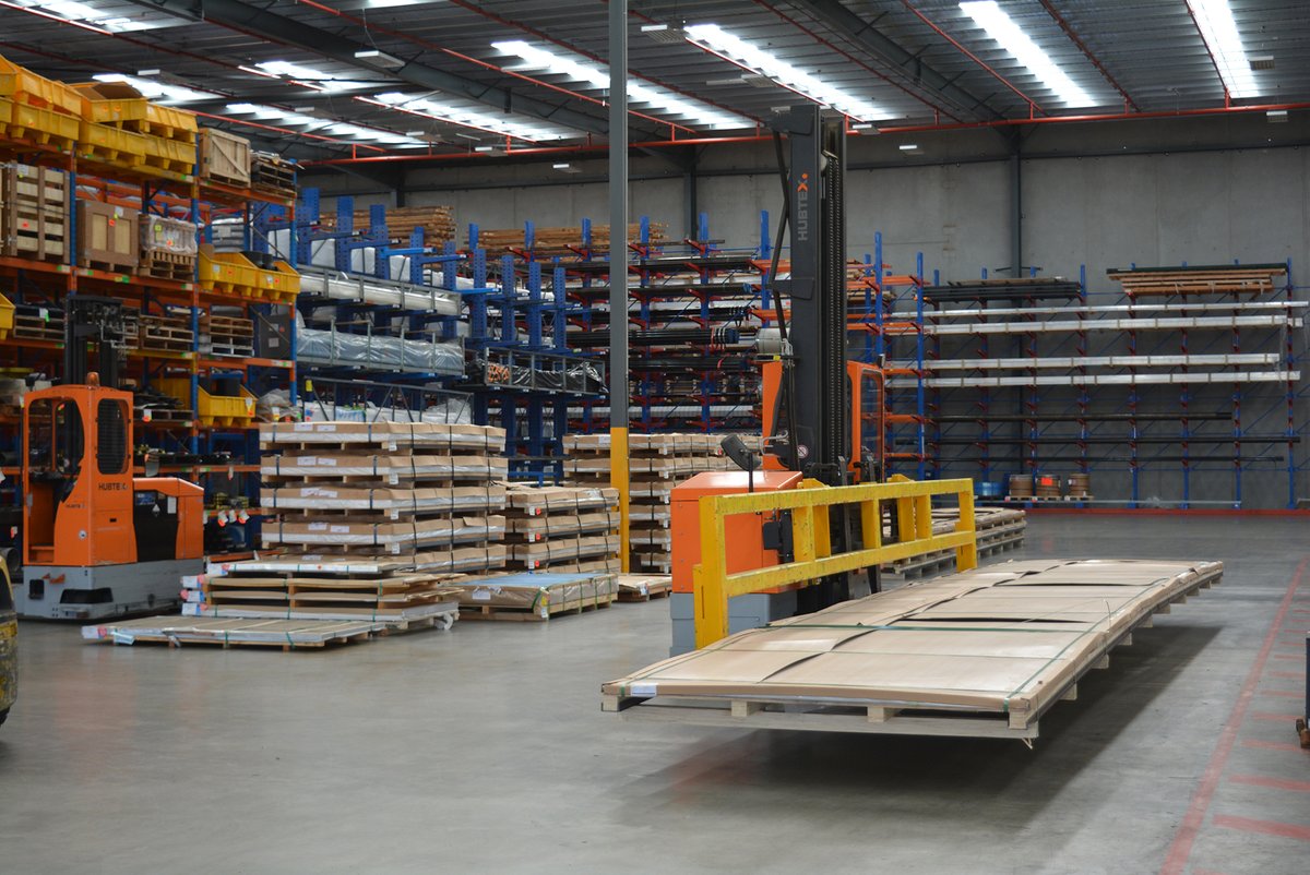 Hubtex_Aus's tweet photo. Still using crane systems to transport long loads in your warehouse?

Atlas Steels did until they spoke to us. With our range of Multidirectional Sideloaders, we were able to maximise the safety and efficiency of their handling operations!

Read more https://t.co/7OdzljWaBZ https://t.co/JBJy6p9QvX