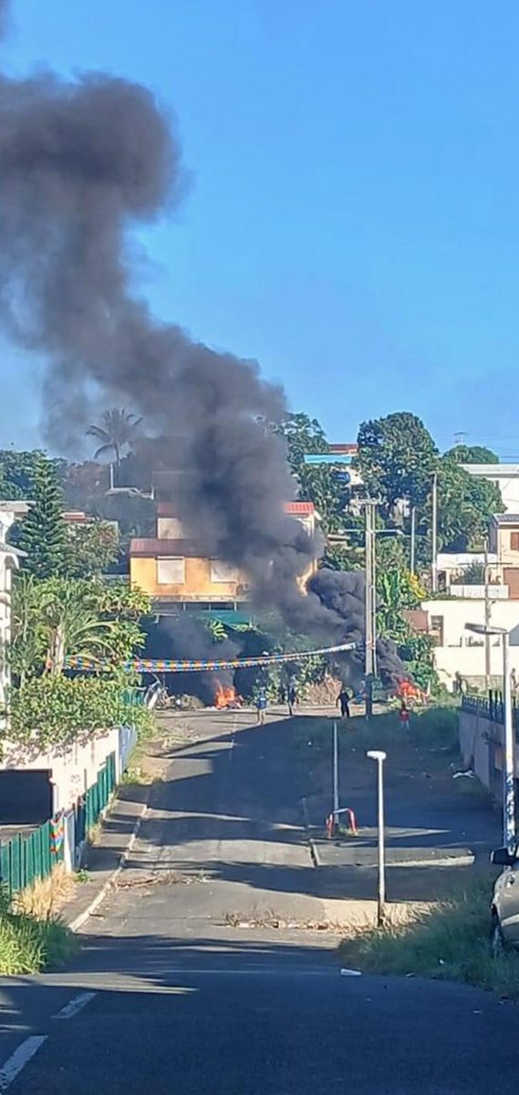 Bastien_VDK's tweet photo. Mairies attaquées, postes de police incendiés, barrages de la CCAT reconstruits et tirs sur les forces de l'ordre.

La nuit a été compliquée en #NouvelleCalédonie où les milices indépendantistes ont repris leurs exactions.

Courage aux forces de l'ordre et aux Calédoniens visés. https://t.co/wVnHdwNfhh