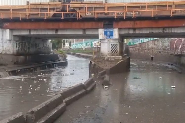 ⚫️🟡 #ReporteVial #Lluvias 🌧️ 

🚧  Por incremento en niveles de agua Policía Vial realiza cierre vial en:

⛔️Río Santiago en el tramo de avenida Muñoz a Soledad de Graciano Sánchez.

⛔️Río Españita desde Vicente Rivera a Himno Nacional.

⛔️ Desnivel Sierra Vista (plaza San Luis)