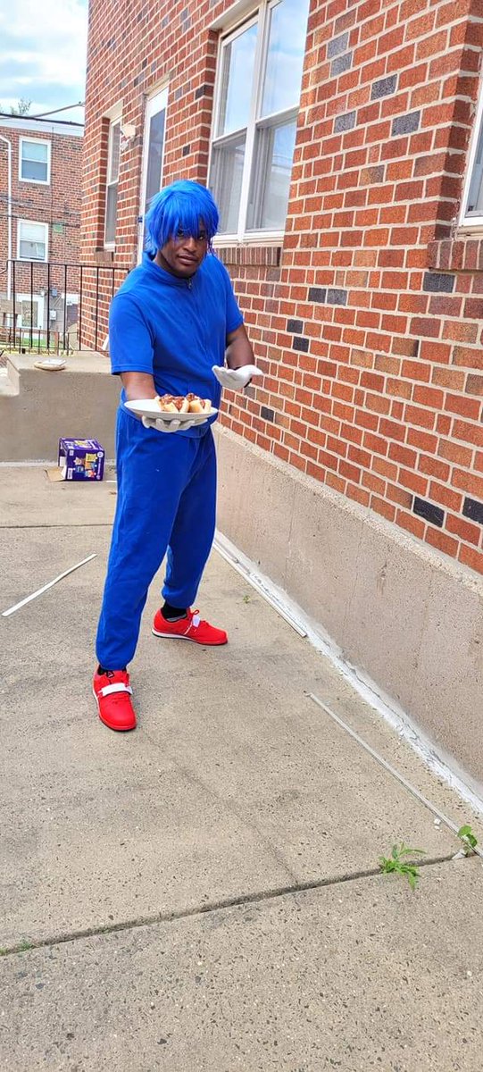 Enigames87's tweet photo. 3 years ago My Quick photoshoot. I'm just wanna to wish Sonic The Hedgehog  happy 33th Birthday 🔵🔵🦔🎂 to Our freedom Fighter blue Blur Hero. Ever since you come into my life since I was 4. I'm proud that im a sonic fan.  Here is my Chilli dog

#sonic33 https://t.co/2Yl7CM0mk9