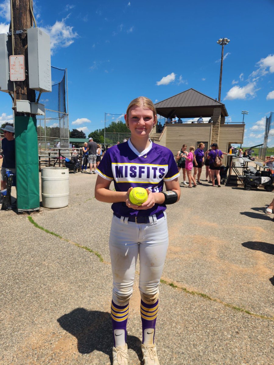 Shipper goes yahyah aswell for a 3 run dinger for the 16s!