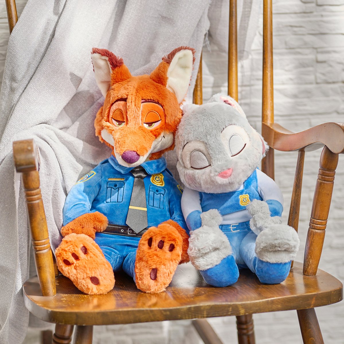 ズートピア　ニック　ウトウト　ぬいぐるみ　ディズニーストア　うとうと　ねんね GQzNSCNbkAA-G_Z.jpg