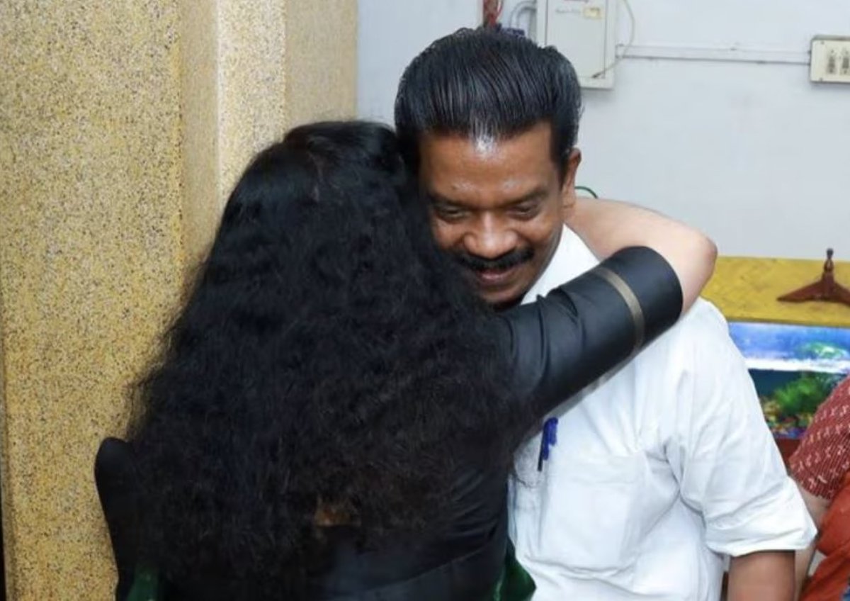 മുൻ മന്ത്രി കെ. രാധാകൃഷ്ണനെ,മുൻ കളക്ടർ ഡോ.ദിവ്യ എസ്.അയ്യർ കെട്ടിപ്പിടിക്കുന്ന ചിത്രം നമ്മെ ഓർമ്മപ്പെടുത്തുന്നത്, സ്നേഹമോ,സന്തോഷമോ പങ്കിടുന്നതിൽ; 1 ആൺപെൺ വ്യത്യാസം പാടില്ല. 2 അതിൽ രഷ്ട്രീയ, ആശയ വ്യത്യാസം കാണരുത്. 3 ജാതി, മതം  തടസ്സമാവരുത് . ഡോ.ദിവ്യ എസ് അയ്യറിന്  ബിഗ് സലൂട്ട്👍