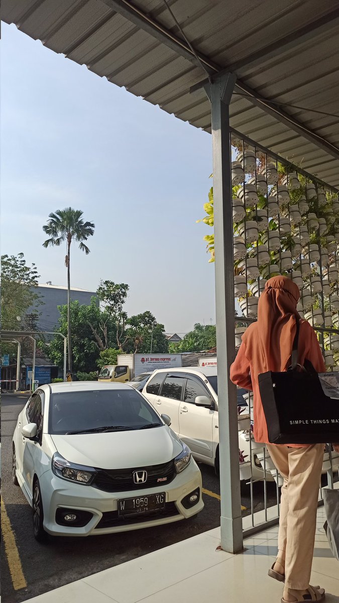 sukoharsonoID's tweet photo. @KAI121 Ruang Tunggu bagian luar stasiun Sidoarjo tlg ditambah penghalau sinar matahari, panas sekali ruang tunggu nya. https://t.co/3QBYmbJeLU