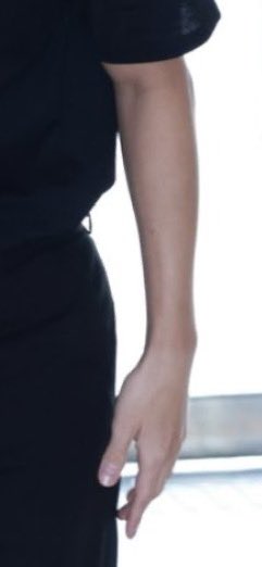 tash_kim_'s tweet photo. The tan line…. 
  
#SooWon #KimKimCouple #KimSooHyun #KimJiWon https://t.co/F0ZkHjuc3T